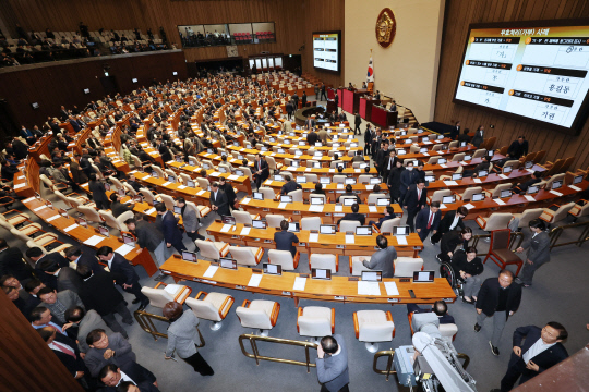 국민의힘 의원들이 7일 오후 국회 본회의에서 김건희 여사 특검법 표결을 위해 자리에서 이동하고 있다. 대부분의 국민의힘 의원들은 투표를 마친 뒤 윤석열 대통령 탄핵안에 대한 표결을 앞두고 대부분 퇴장했다. [연합뉴스]